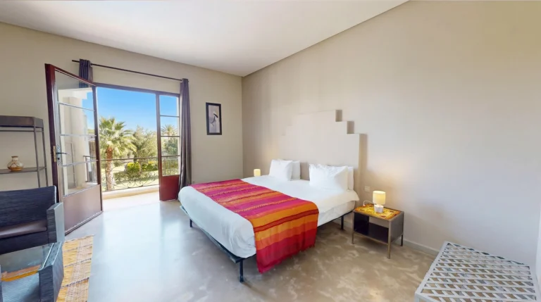 chambre-double-fes-villa-agapanthe-terrasse-vue-piscine-02