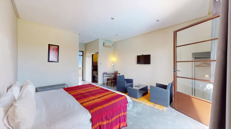 chambre-double-fes-villa-agapanthe-terrasse-vue-piscine-04