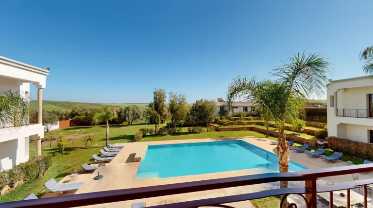 chambre-double-fes-villa-agapanthe-terrasse-vue-piscine-06
