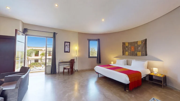 chambre-triple-fes-villa-agapanthe-terrasse-vue-piscine-01