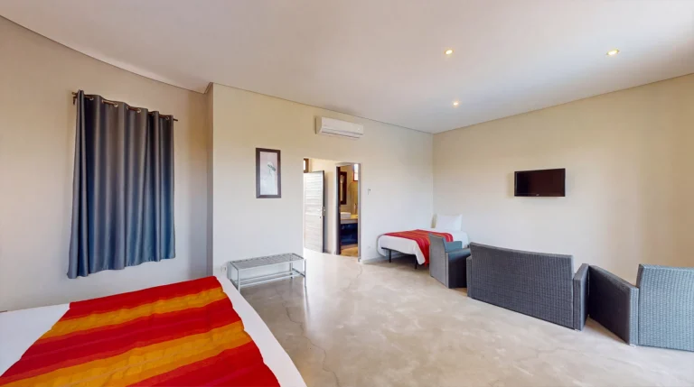 chambre-triple-fes-villa-agapanthe-terrasse-vue-piscine-02
