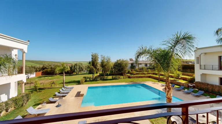 chambre-triple-fes-villa-agapanthe-terrasse-vue-piscine-05