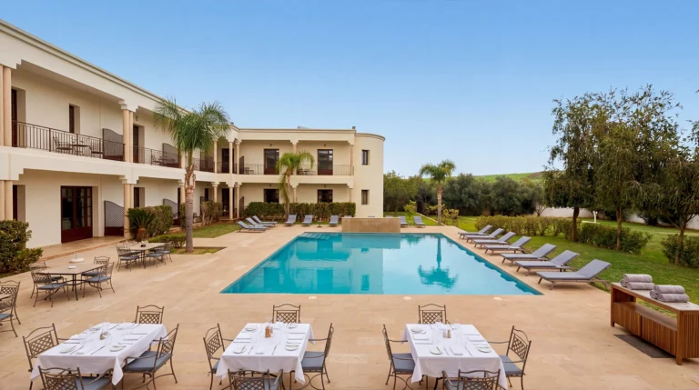 chambre-triple-fes-villa-agapanthe-terrasse-vue-piscine-06
