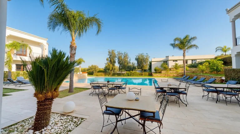 piscine-villa-agapanthe-fes-piscine-exterieure-jardin-transats-02