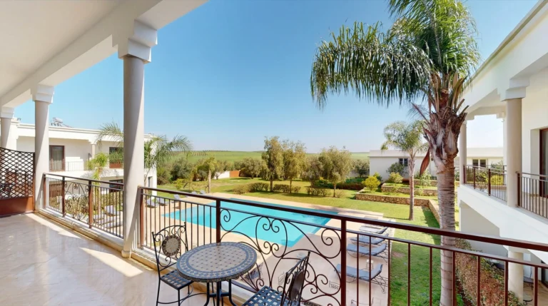 piscine-villa-agapanthe-fes-piscine-exterieure-jardin-transats-06