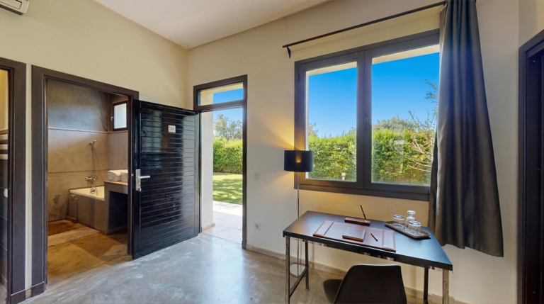 suite-familiale-fes-villa-agapanthe-terrasse-vue-piscine-salon-05