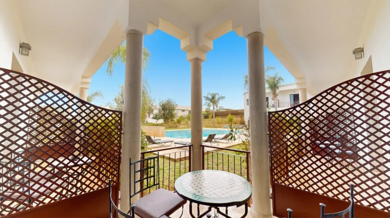suite-familiale-fes-villa-agapanthe-terrasse-vue-piscine-salon-08