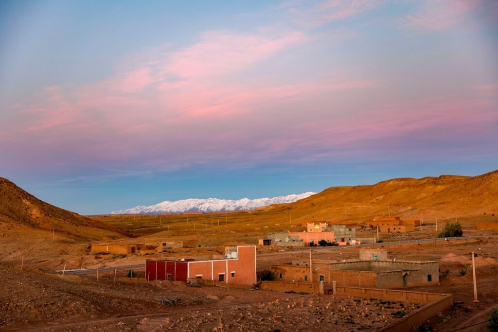Paysage marocain avec montagnes en arrière-plan, atmosphère ensoleillée et lumineuse