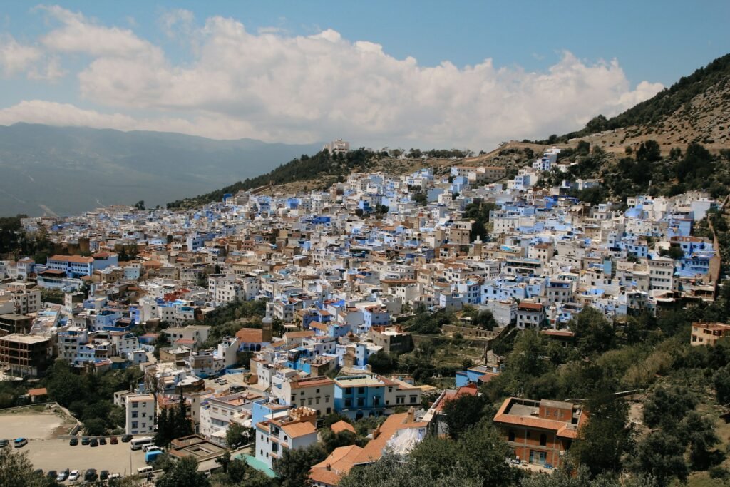 Chefchaouen, la ville bleue du Rif marocain, vue panoramique sur les maisons aux façades indigo