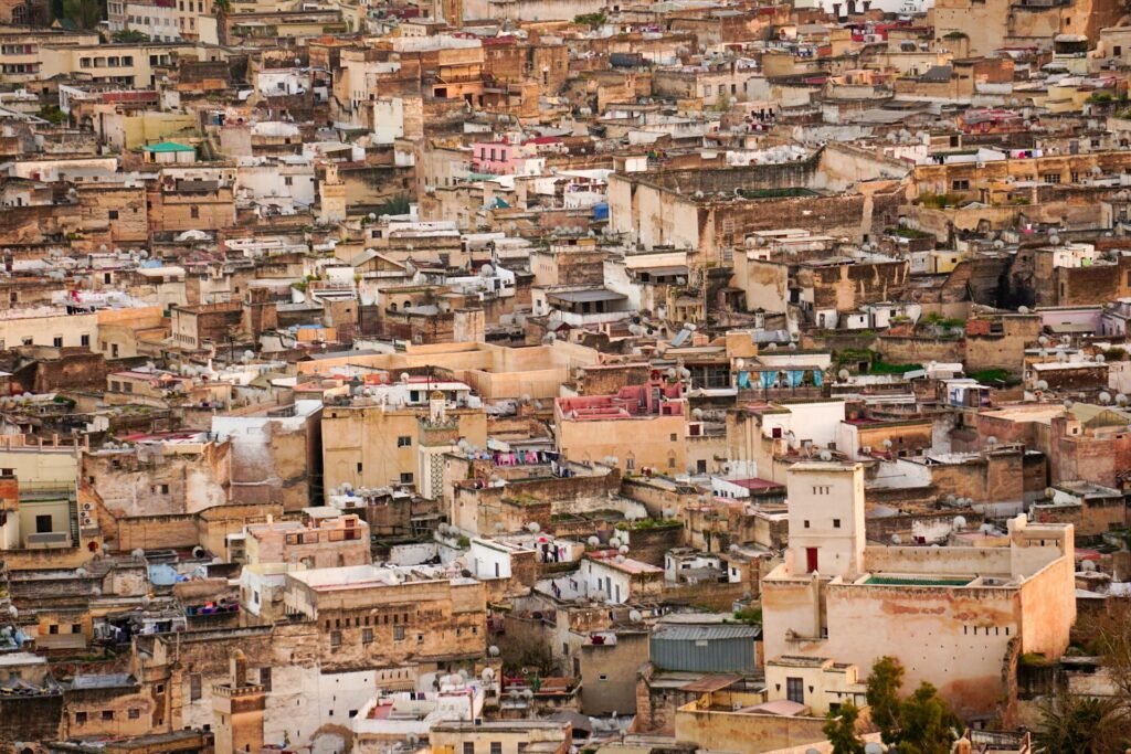 Vue panoramique sur la médina de Fès classée UNESCO depuis les hauteurs