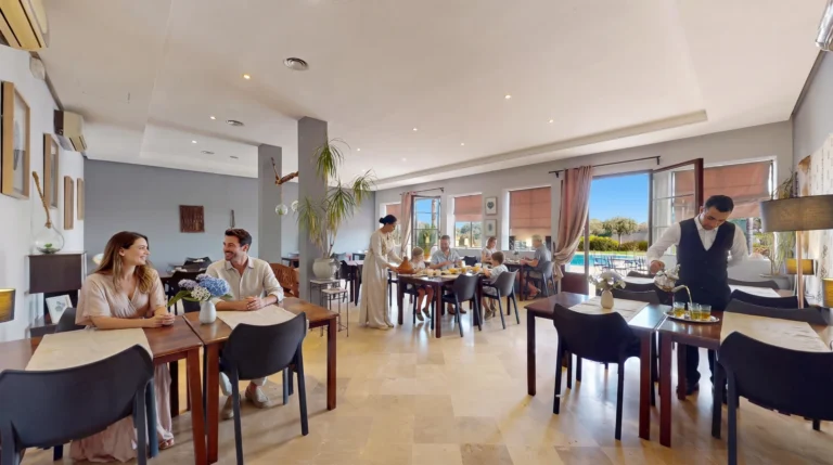 Bar-restaurant de la Villa Agapanthe à Fès, clients et serveur en terrasse