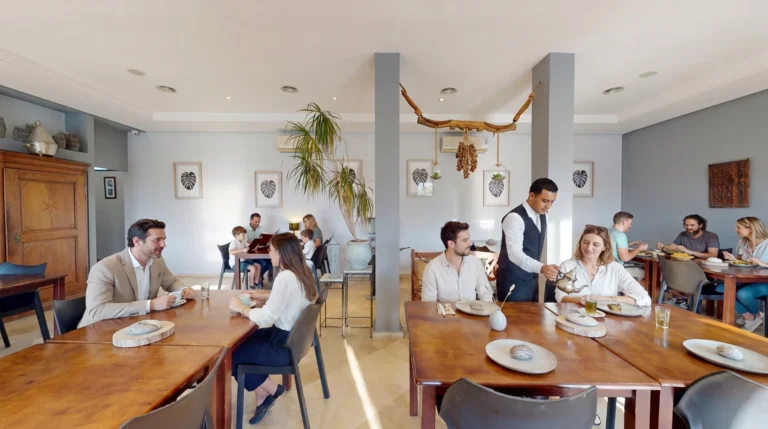 Bar-restaurant de la Villa Agapanthe à Fès, clients et serveur en terrasse
