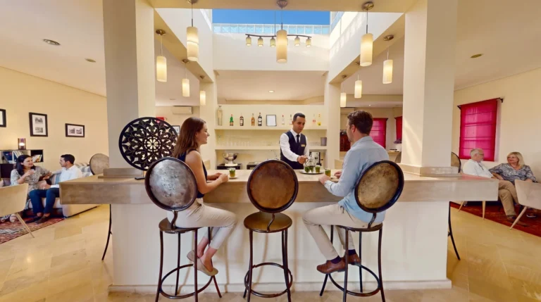 Bar-restaurant de la Villa Agapanthe à Fès, clients et serveur en terrasse