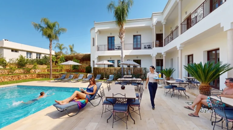 Piscine de la Villa Agapanthe à Fès, clients sur les transats