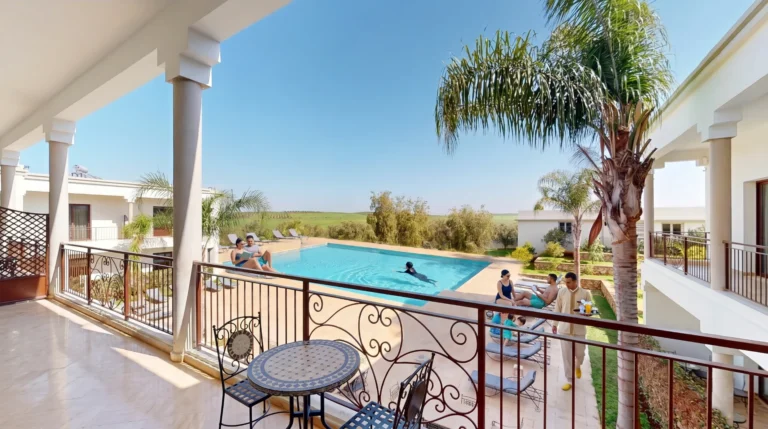 Piscine de la Villa Agapanthe à Fès, clients sur les transats